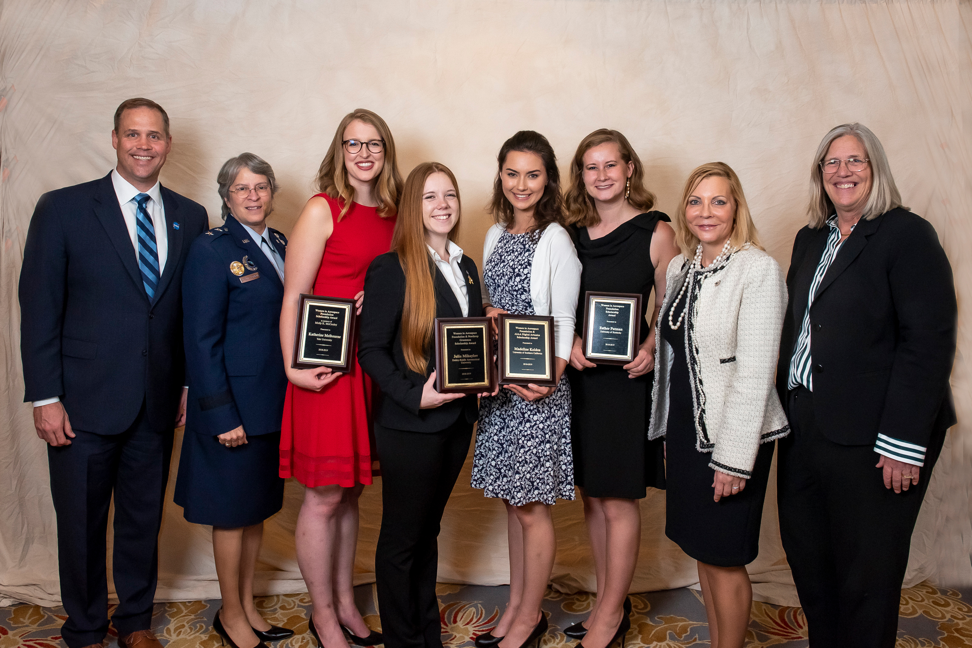 Picture of the US Capitol Building at dusk